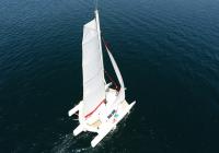 top de la mât avec grand voile à latte sur trimaran voilier
